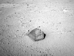Марсоход Curiosity обнаружил необычный камень-пирамиду