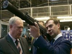Медведев поучаствовал в испытаниях стрелкового вооружения