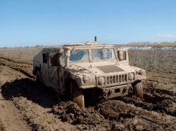Армия США повысит живучесть бронемашин HMMWV