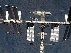 Орбиту МКС скорректировали из-за обломков американского спутника
