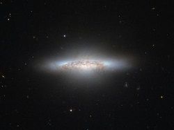 Хаббл запечатлел красочную линзовидную галактику