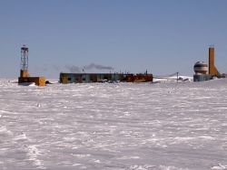Российские ученые извлекли первый лед из озера Восток