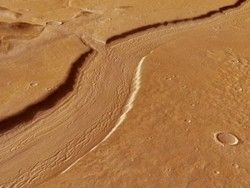 Европейские астрономы обнаружили русло реки на Марсе