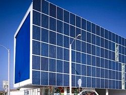 Школа Лос-Анджелеса получила гигантскую солнечную стену