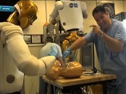 NASA научит робота-астронавта лечить людей