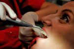 Стоматологи нашли способ лечить зубы без бормашин и пломб | техномания