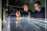 Физики научились перемещать объекты по воде при помощи волн