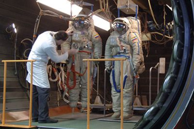 Российские космонавты на МКС получат новые скафандры