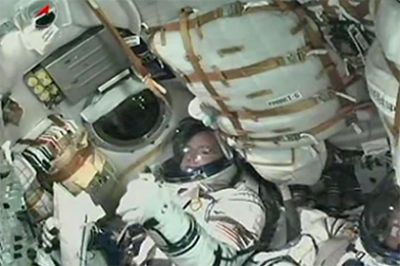 Российские космонавты впервые применили планшет при управлении МКС