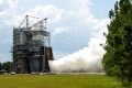 В США испытали двигатель для сверхтяжелой ракеты в режиме аварийной мощности