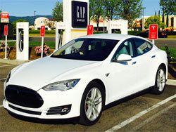 Владельцы электромобилей Tesla скоро получат автопилот