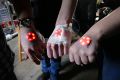 Биохакеры вживили себе под кожу имплантаты со светодиодами | техномания