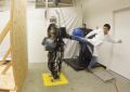 Любители пинать роботов перешли с четвероногих на двуногих | техномания