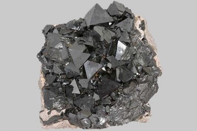 Ученые объяснили необычные свойства «четырехмерного» оксида железа