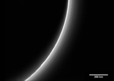 В колебаниях яркости атмосферы Плутона обвинили гравитационные волны