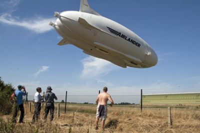 Крупнейшее в мире воздушное судно упало в Англии