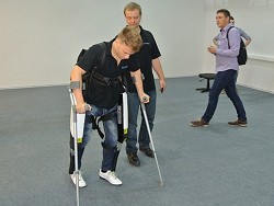 В России парализованные пациенты сделали первые шаги с помощью экзоскелетов