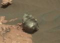 «Кьюриосити» нашел на Марсе похожий на метеорит камень