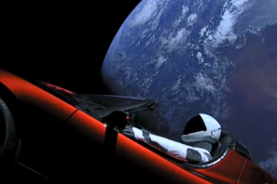 Илон Маск показал «сделанный землянами» автомобиль на орбите