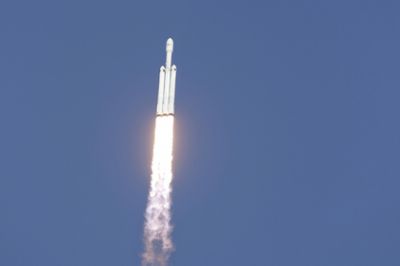 Илон Маск снова запустил сверхтяжелую Falcon Heavy