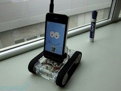 Два студента создали робота для смартфона