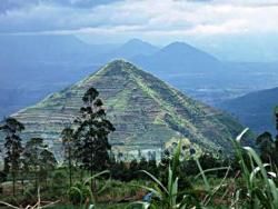 Новая пирамида на Бали больше египетской в Гизе
