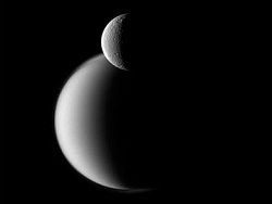 Аппарат NASA сделал фото спутников Сатурна