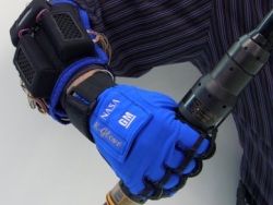 Изобретены роботизированные перчатки будущего