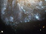 Хаббл заметил яркоее свечение возле спиральной галактики