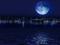 Голубая Луна появилась на небе в первую ночь августа