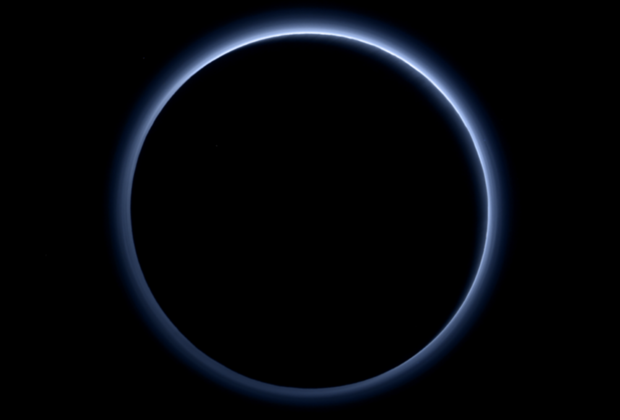 снимок голубого неба Плутона